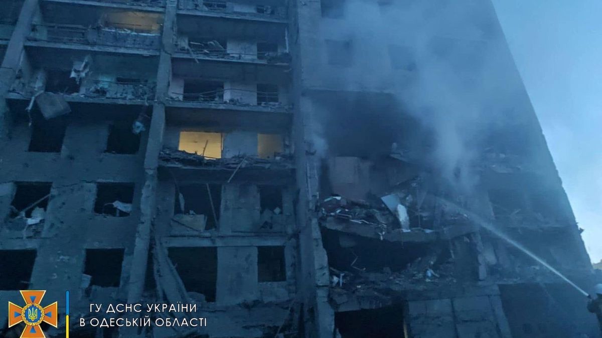 Rusové stříleli raketami na Oděsu, zasáhli obytný dům. Zemřelo 20 lidí